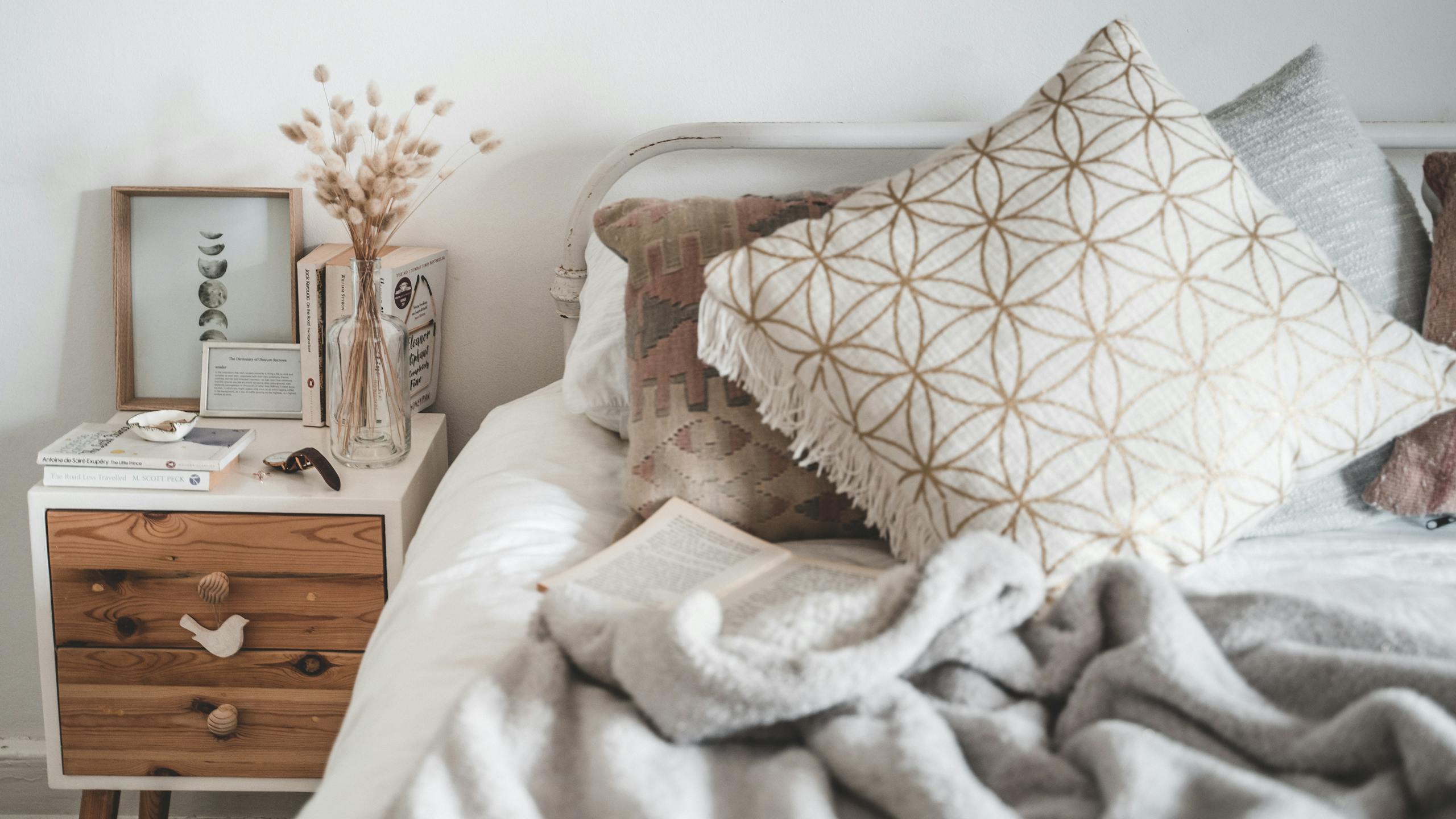 Elegant Scandinavian-style bedroom with neutral tones and cozy decor for a relaxing ambiance.